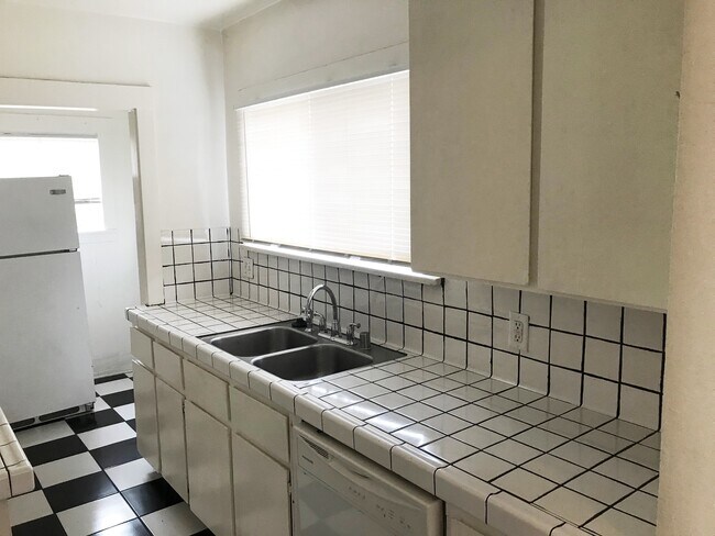 Building Photo - 1134 Orange Grove Ave