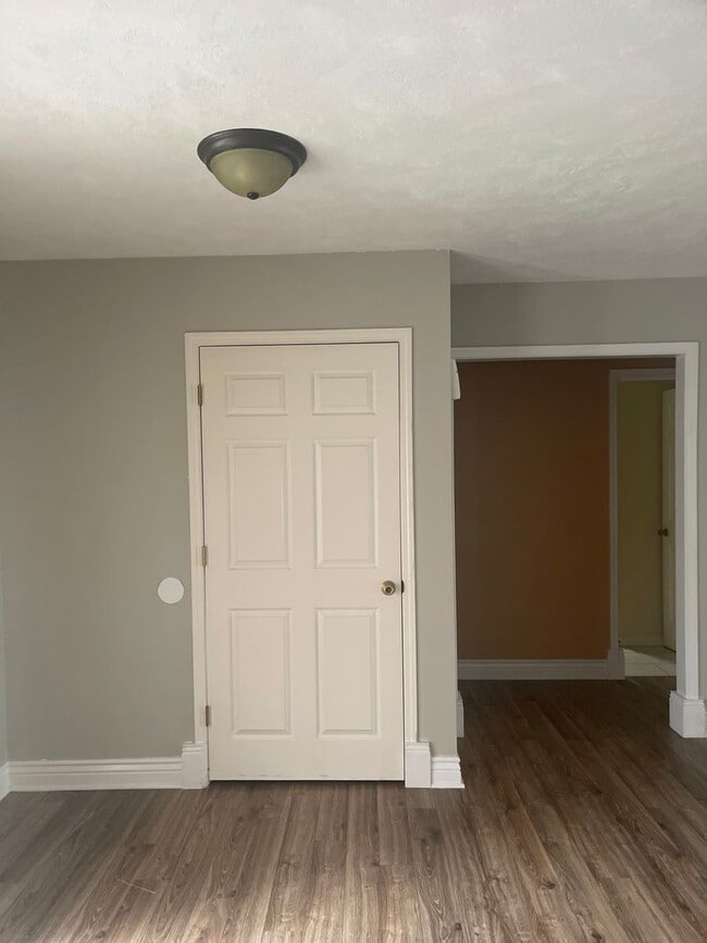 Building Photo - 2018 Hickory Dr