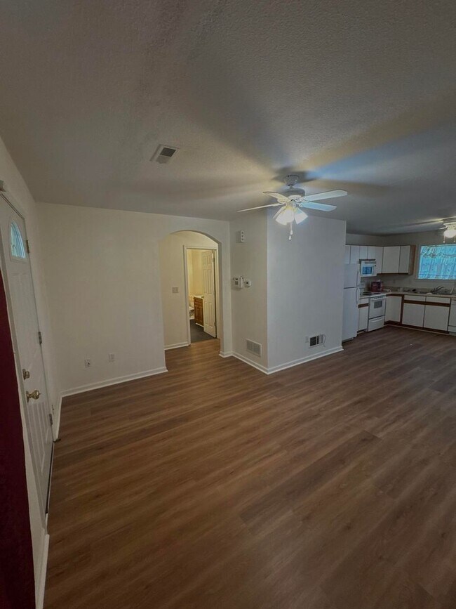 Building Photo - Cute 3 bed 2 bath House