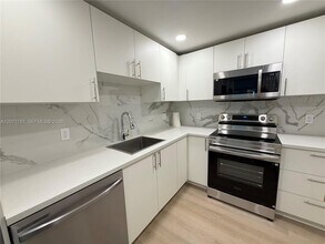 Building Photo - 400 Kings Point Dr