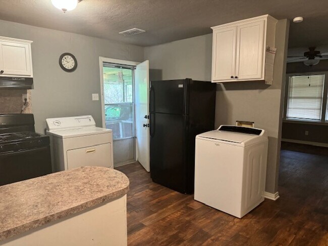Foto del edificio - 1105 N White Oak Rd