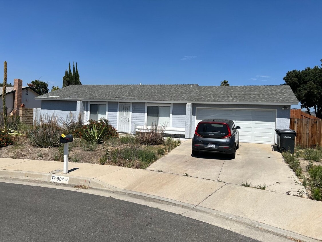 Primary Photo - 3 bed 2 bath house New flooring, new kitch...
