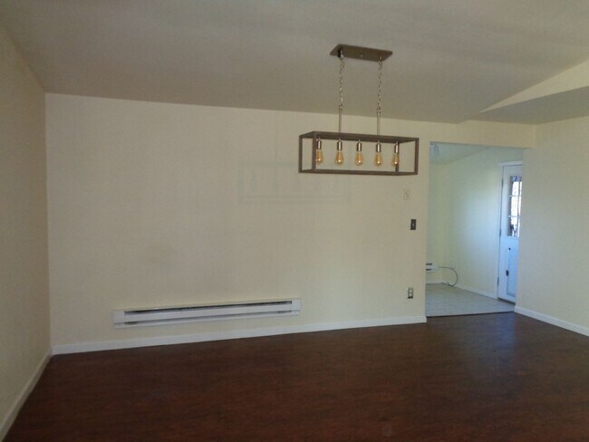 Foto del edificio - Spacious 5-Bedroom Home with Fenced Backya...