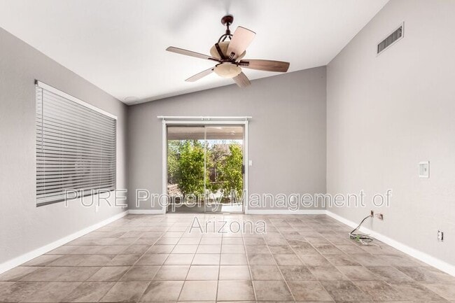 Foto del edificio - 8947 E Fairbrook St