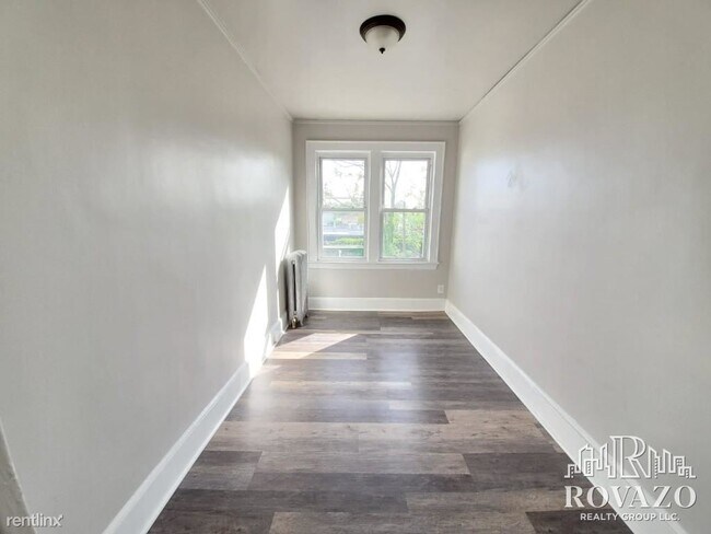 Building Photo - 3 br, 1 bath Apartment - 558 Lyons Ave # 2L