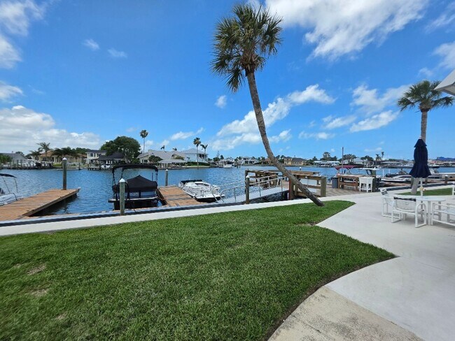 Foto del edificio - 325 Causeway N