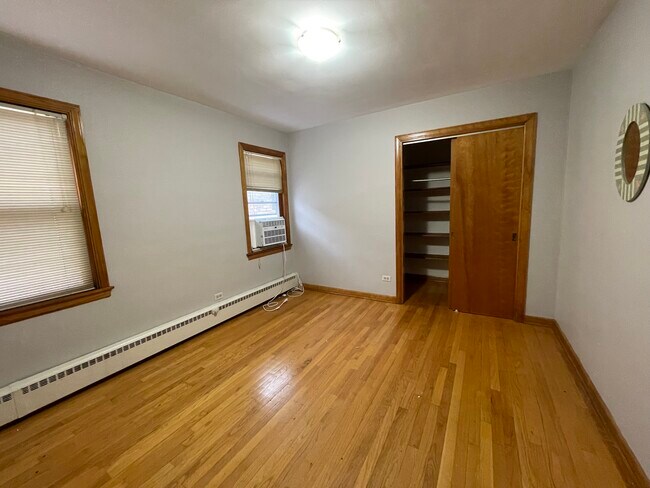 Foto del edificio - 6606 W Devon Ave