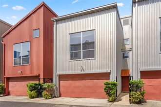 Building Photo - 811 Robin St