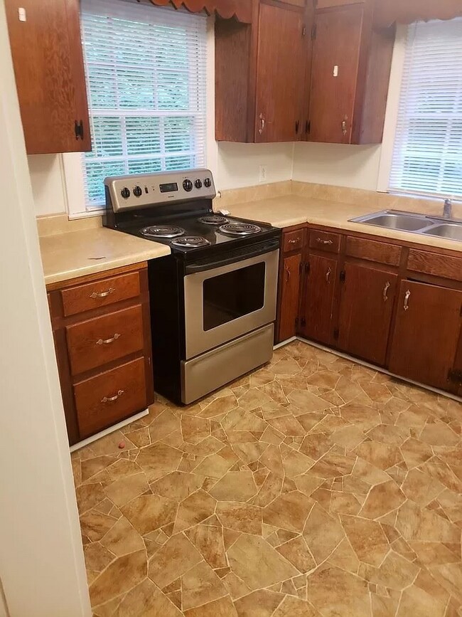 Foto del edificio - Charming 3 Bed, 2 Bath Home Near It All!