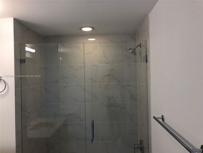 Foto del edificio - 16385 Biscayne Blvd