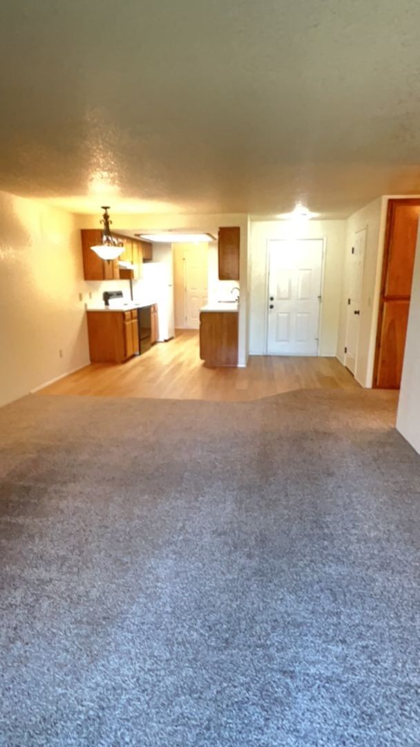 Foto del edificio - 1400-1402 SW Kokanee Ln