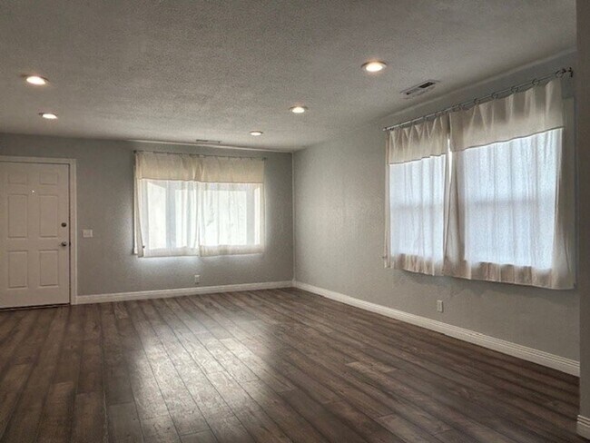 Building Photo - **Move-In Special - $700 off 1st Months Re...