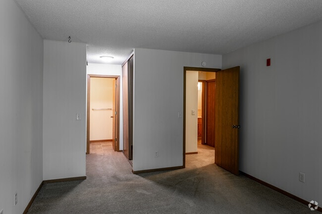 2BR, 2BA - 1,000SF - Primary Bedroom - Valley Creek West