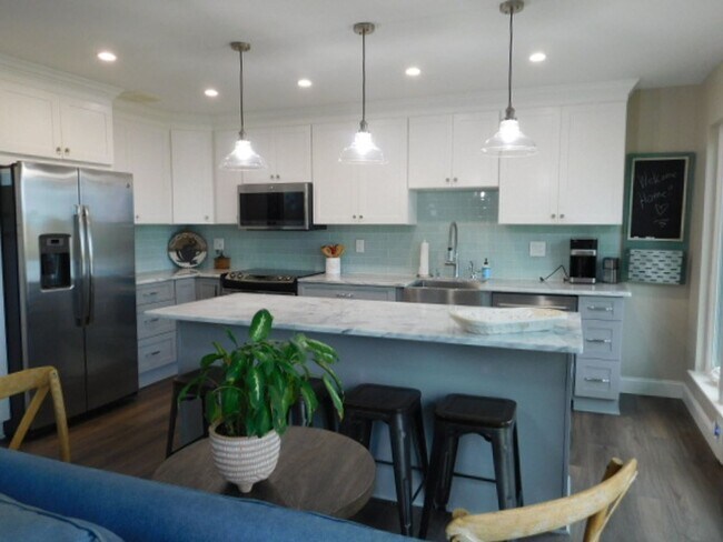 Foto del edificio - Beautifully Furnished Townhome With Sunset Views