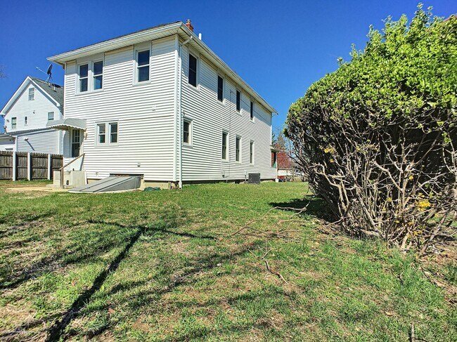 Building Photo - 115 Herbert St