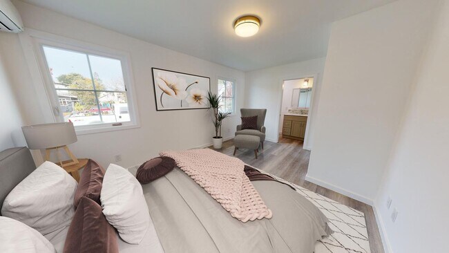 Building Photo - Room in 6 Bedroom Apartment at 1409 Jeffer...