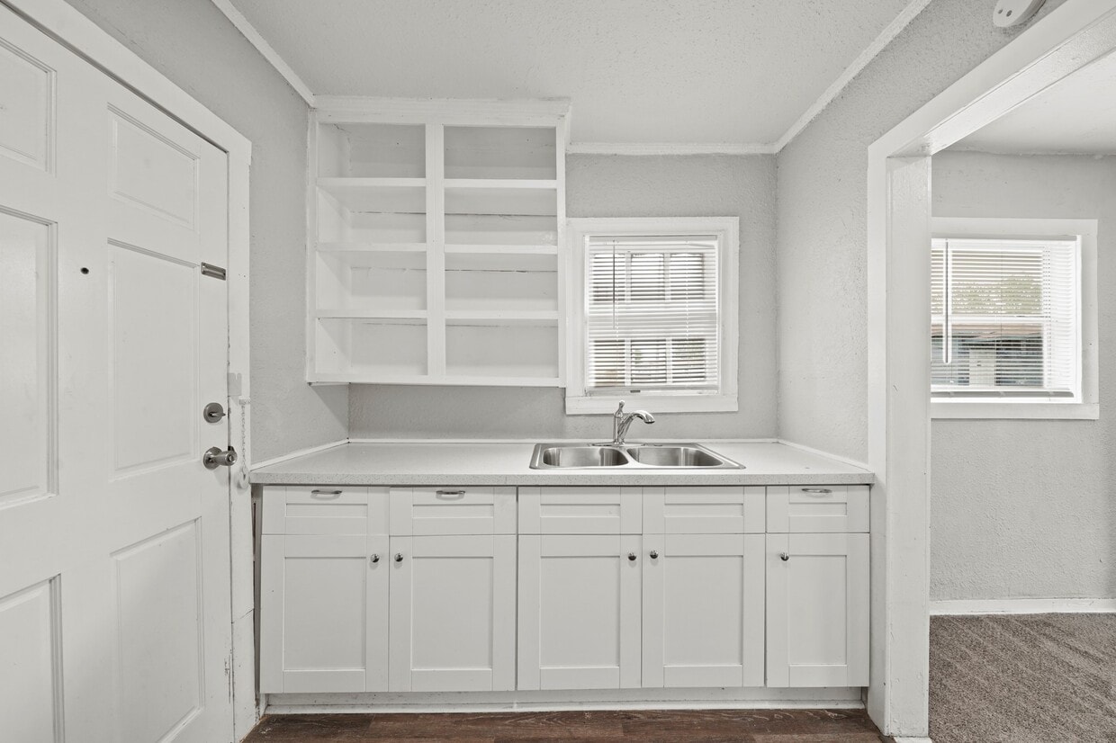 Primary Photo - 1721 W 5th St
