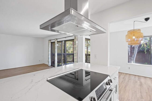 Building Photo - 3338 La Mesa Dr