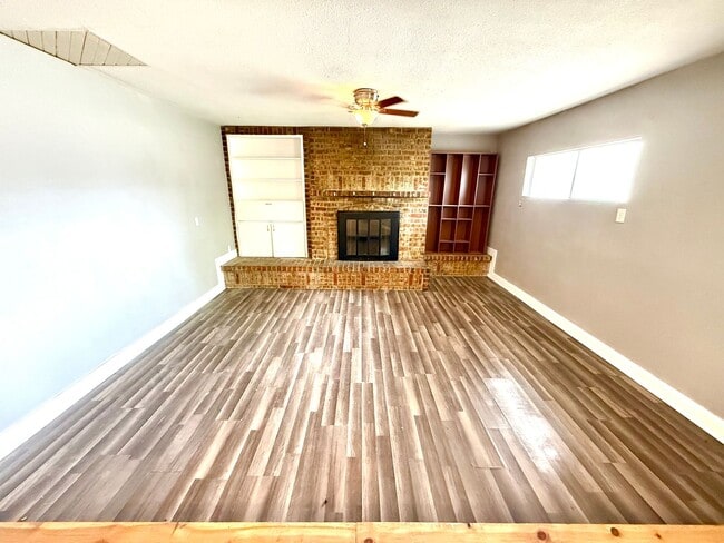 Building Photo - AVAILABLE NOW! 3 Bedroom / 2 Bath Corner L...