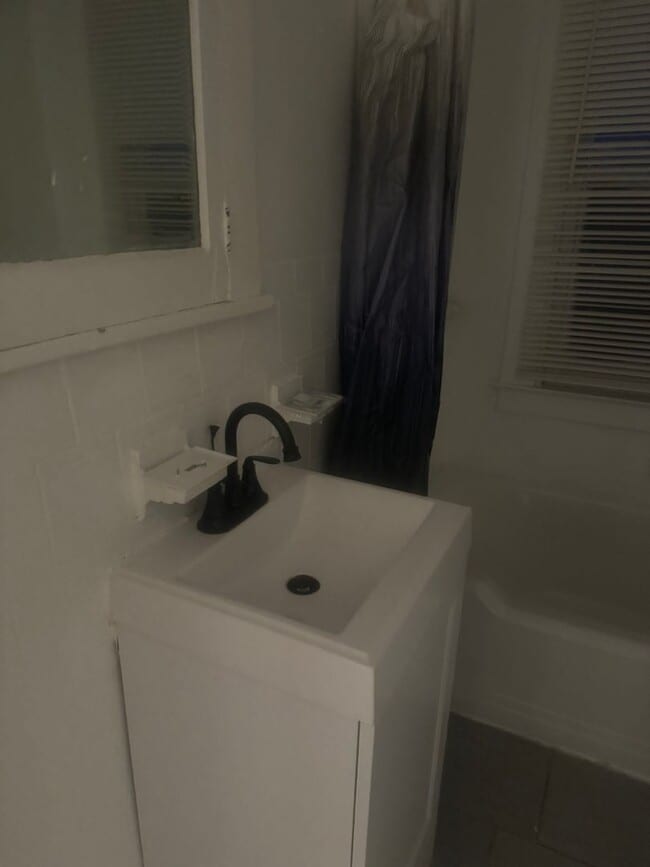 Building Photo - 2 bedroom/ 1 bathroom Detroit's Westside Home