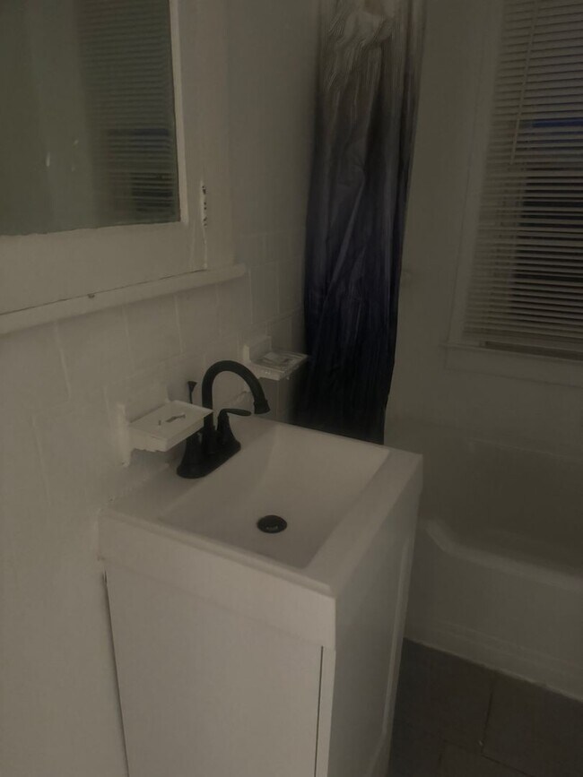 Foto del edificio - 2 bedroom/ 1 bathroom Detroit's Westside Home