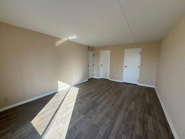 Building Photo - 16400 N Park Dr