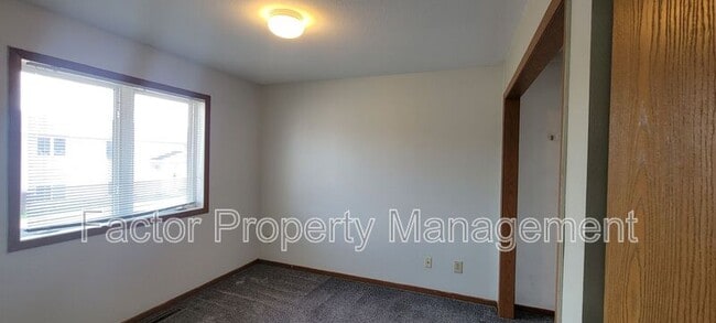 Building Photo - 160 Balcerzak Dr