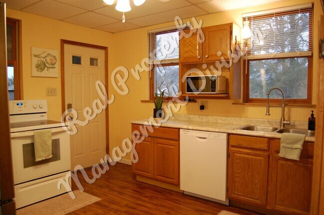 Foto del edificio - 3 Bed / 1.5 Bath Home | Huge Yard | Screened Front Porch | 2-Car Garage