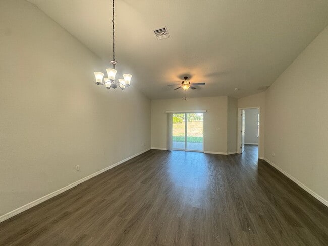 Building Photo - Spacious 3BR/2BA Home with Pet-Friendly Community Amenities