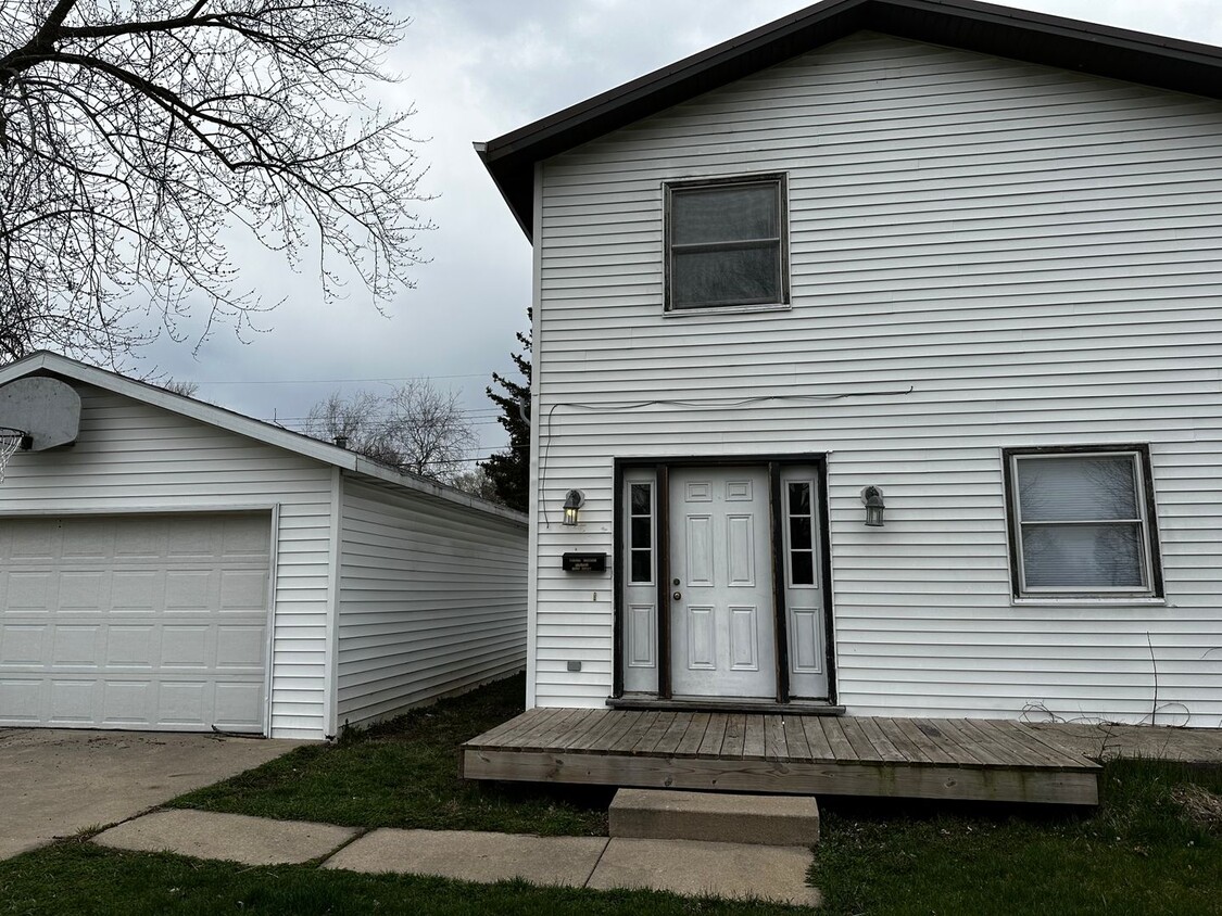 Foto principal - 2 Bedroom Home Close to Beloit Park & Pool