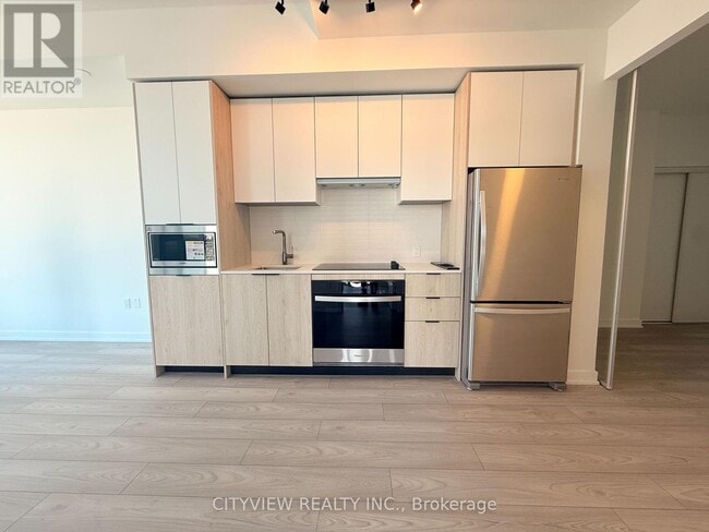 Photo du bâtiment - 1007 The Queensway