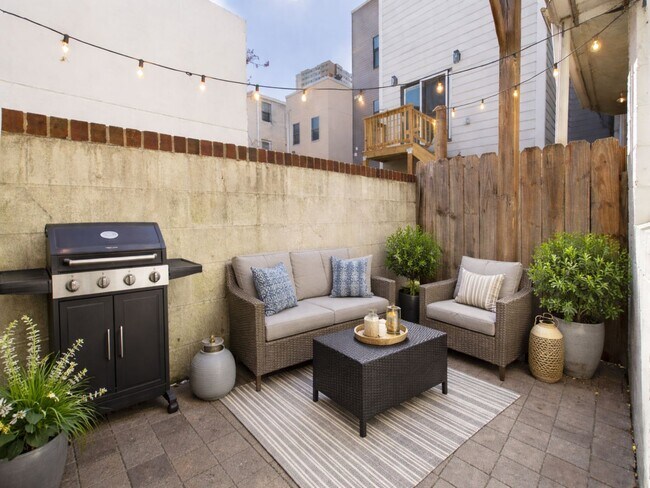 Foto del edificio - DELIGHTFUL QUEEN VILLAGE TOWNHOUSE.