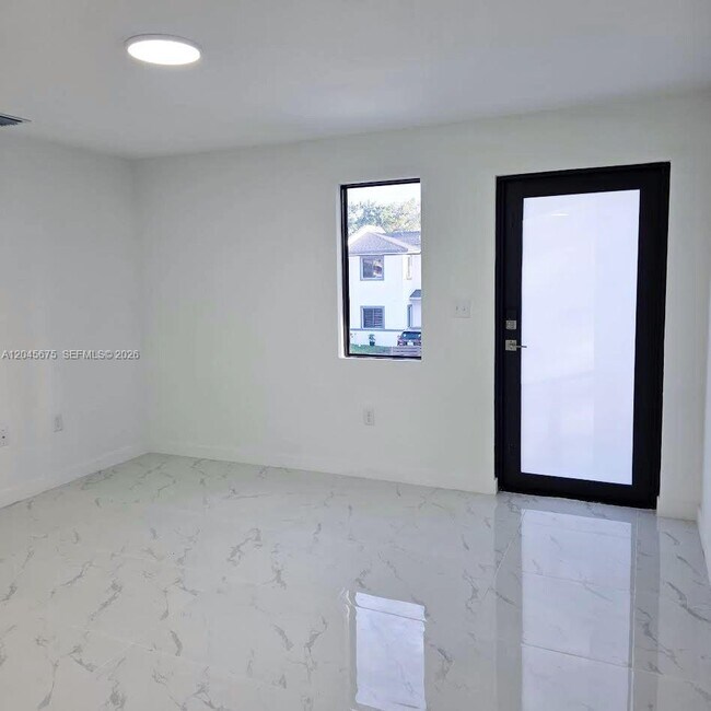 Foto del edificio - 2731 NW 44th St