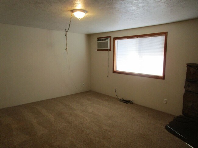 Building Photo - House Right By Ward Rhoden Stadium - Avail...