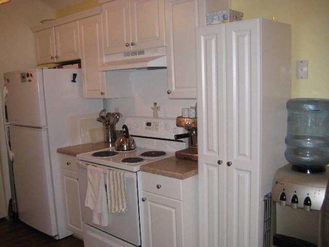 Foto del edificio - IMMACULATE END UNIT T.HOUSE STYLE CONDO