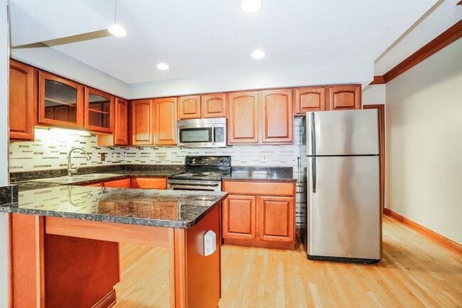 Foto del edificio - Charming 1-Bedroom Apartment with Exposed Brick, Hardwood Floors & Updated Kitchen