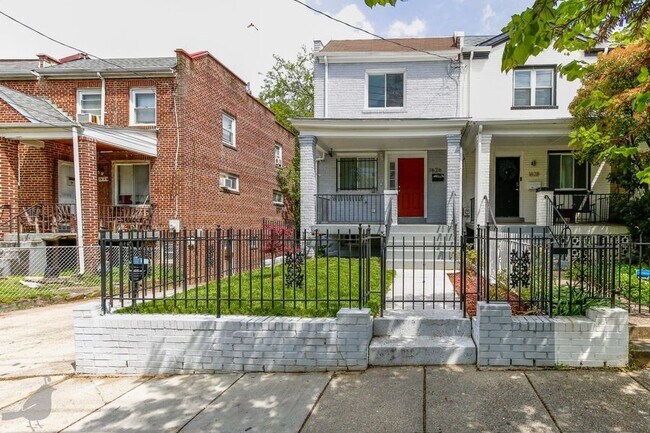 Foto del edificio - Fabulous Row Home Steps from Waterfront & ...