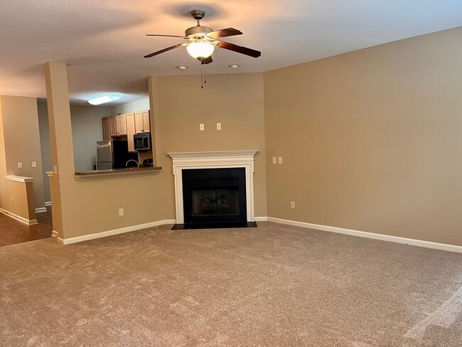 Building Photo - Lovely 3 bedroom Townhouse