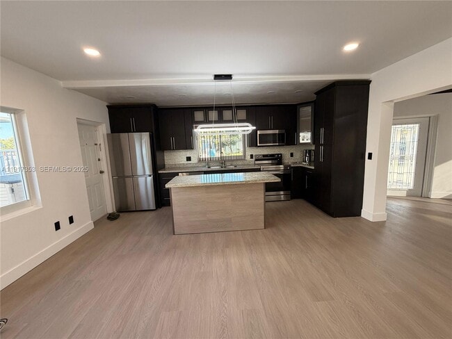 Foto del edificio - 1540 NE 118th St