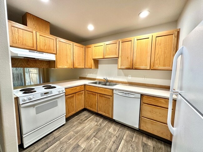 Building Photo - CHECK OUT THIS SPACIOUS TOWNHOUSE IN REDMO...