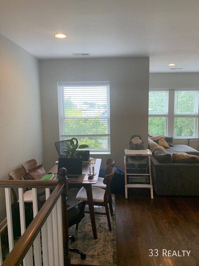 Foto del edificio - Available NOW,  Top floor 2BR /2 BA Pentho...