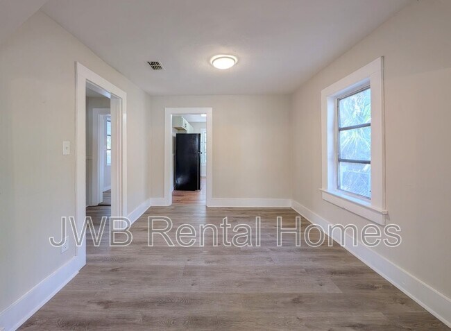 Foto del edificio - 1810 W 24th St