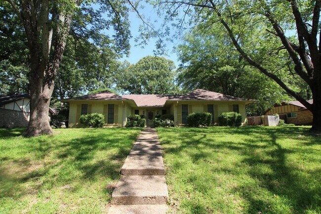 Building Photo - Beautiful 3 bedroom 2 bath home in the hea...
