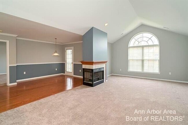 Foto del edificio - 3217 Primrose Ln