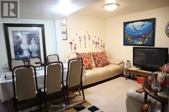 Building Photo - 11 Bankfield Dr