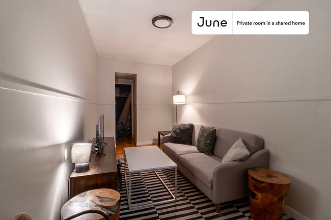 Building Photo - Private bedroom in 5 bed/2 bath Home
