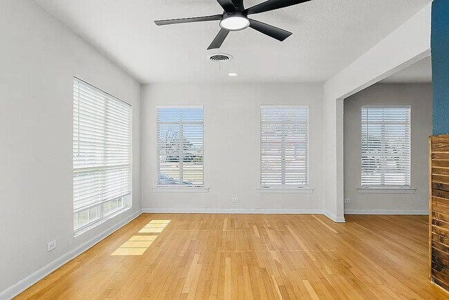 Foto del edificio - 2551 W Summit Ave.