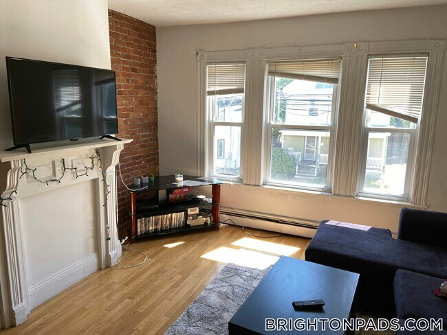 Building Photo - 64 Murdock St