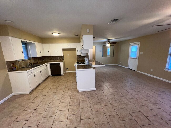 Building Photo - 3637 Tripoli Dr