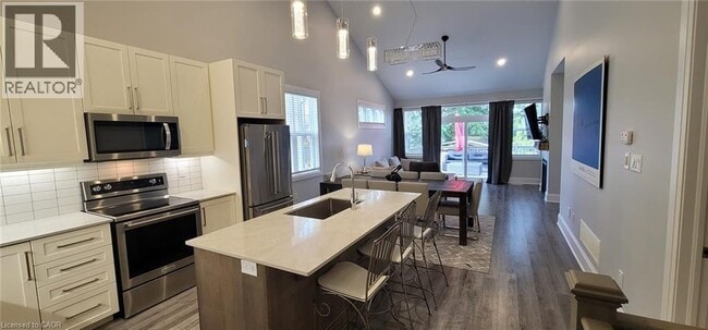 Building Photo - 10 Paradise Grv